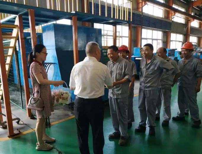 華亭鎮(zhèn)總工會(huì)前來(lái)上海滬工閥門(mén)廠慰問(wèn)一線職工(圖1)